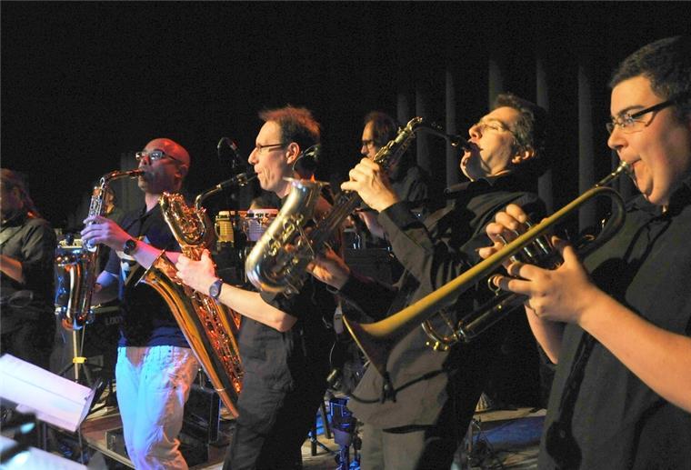 Straßenfest auf Bremerhavens Szenemeile Auch die Band Funktomas tritt beim Straßenfest auf. Sie erhält Verstärkung durch die französische Bläsersection Four Funky Fresh Friends.