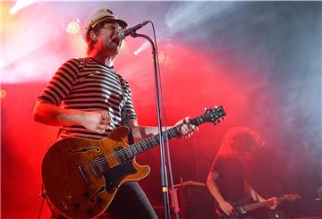 Die Band Madsen (links Sänger Sebastian Madsen) steht am 26.08.2016 in Jamel (Mecklenburg-Vorpommern) auf der Bühne des Open-Air-Musikfestivals "Jamel rockt den Förster" - Rock gegen Rechts.