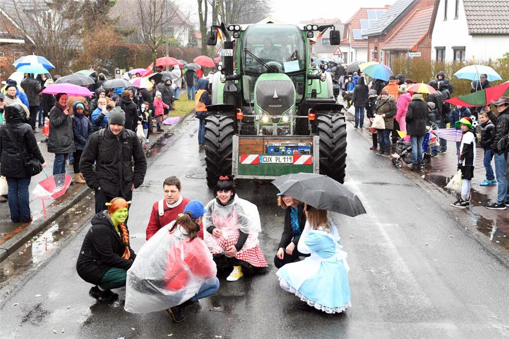 Auch die etlichen Fußgruppen trugen zur guten Stimmung beim Umzug in Wehdel bei....