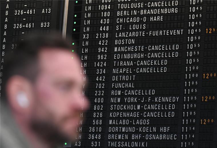 Flughafen-Warnstreiks treffen auch Bremen und Hannover stark Ein Fluggast steht im Terminal 1 vor der Anzeigetafel mit den Abflügen am Frankfurter Flughafen.