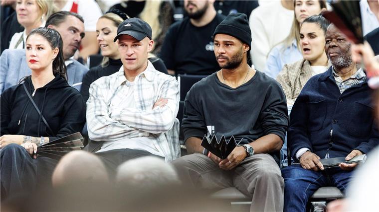Auch die Fußball-Nationalspieler Joshua Kimmich (links) und Serge Gnaby kamen zum ersten Spiel in den SAP Garden.