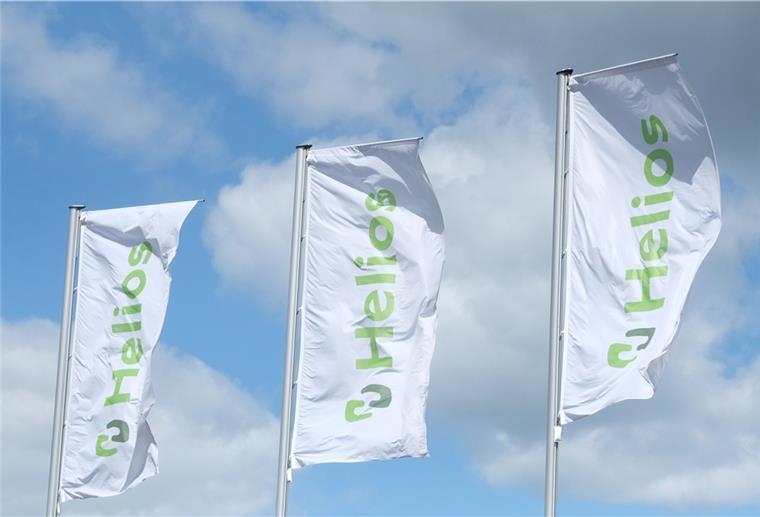 Helios-Kliniken starten Tarifverhandlungen Fahnen der Helios-Klinikgruppe wehen vor dem Leipziger Parkkrankenhaus.