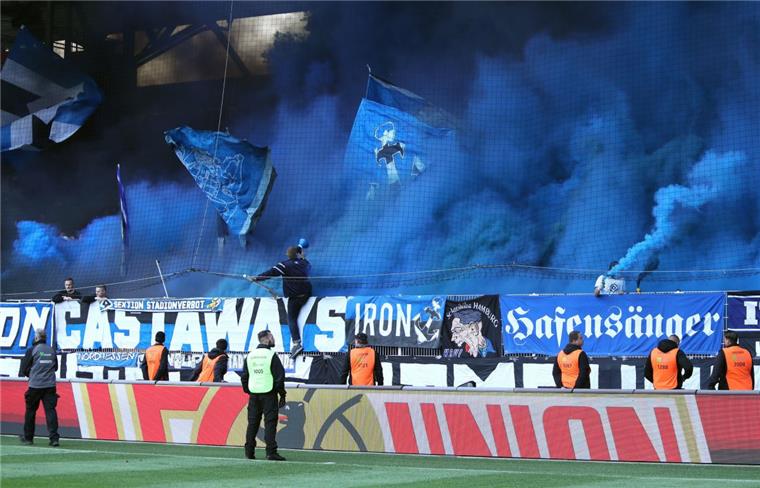 Hamburger SV in großer Not nach 0:2 bei Union Berlin Auch die HSV-Fans bereiten einem Sorgen. Die Anhänger zündeten beim Spiel in Berlin wieder Pyrotechnik.