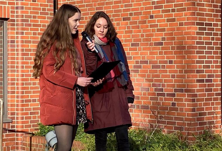 Auch die KGS Tarmstedt steht auf gegen Rechtsextremismus. Das machten die Schulsprecherinnen Antonia Müller und Marie Scheidl deutlich.