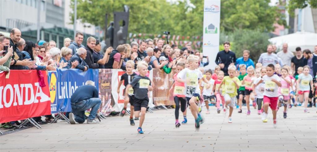 Auch die Kinder hatten beim Citymarathon in Bremerhaven großen Spaß.  Foto: Hart...