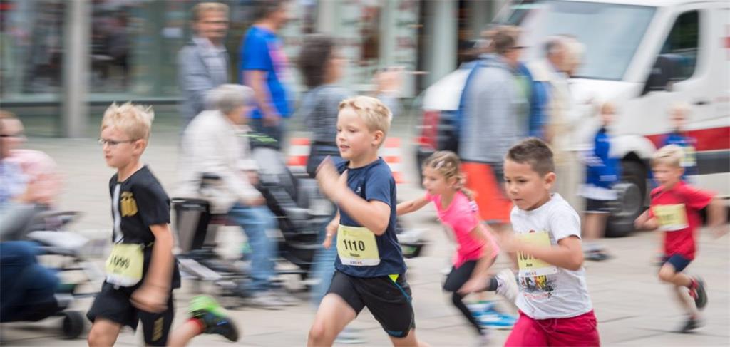 Auch die Kinder hatten beim Citymarathon in Bremerhaven großen Spaß.  Foto: Hart...
