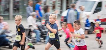 Auch die Kinder hatten beim Citymarathon in Bremerhaven großen Spaß.  Foto: Hart...