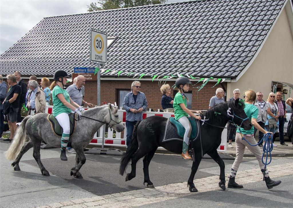 Auch die Kleinsten des Wurster Reitklubs waren im Umzug zu finden. Foto Ulich