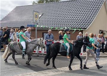 Auch die Kleinsten des Wurster Reitklubs waren im Umzug zu finden. Foto Ulich
