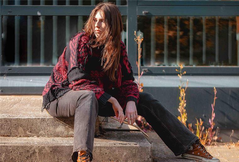Tipps für die besten Outfits für Skater in Bremerhaven Frau sitzt auf treppe