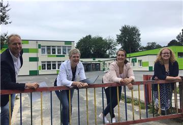 Auch die Leherheider Heidjerschule gehört zu den ganz großen Schul-Sanierungsbrocken der Stadt. Jetzt ist die energetische Fassade endlich fertig, glücklich macht das (v.li): Seestadt-Architektin Tanja Schmitz, Holger Schneeberg (Technischer Betriebsleiter), Nathalie Lemken (Abteilungsleiterin Hochbau) und die Schuldirektorin Inga Eifeld. Foto Hartmann