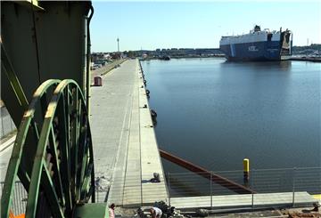 Blick auf ein Hafenbecken mit Wasser und großem Frachtschiff.