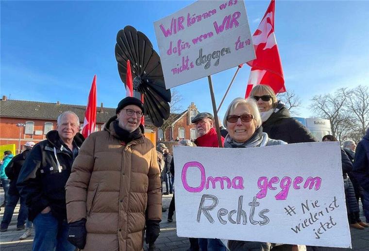 Auch die "Omas gegen Rechts" sind in Nordenham dabei.
