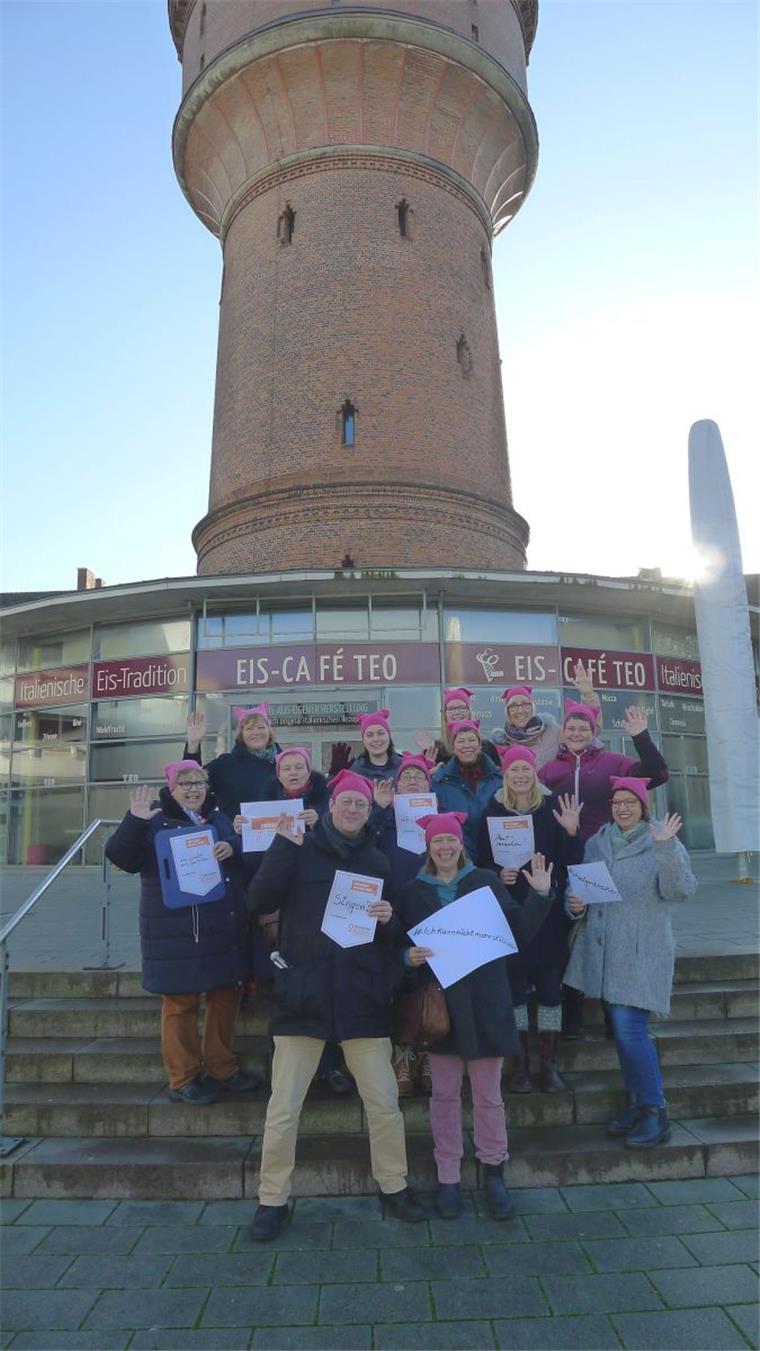 Auch die pinkfarbenen Mützen, die „Pussy Hats“, hat sich der Chor angefertigt.  