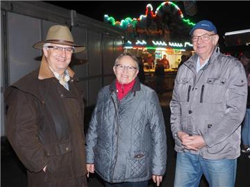 Auch die politische Führung des Ortes war am Freitagagabend dabei: Ortsbürgermeisterin Ellen Frank (Mitte) mit Ehemann Werner (rechts) und dem stvtr. Ortsbürgermeister Peter Bley. Foto: Stehn