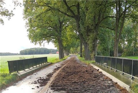 Auch die Rammebrücke in Ramshausen war von der Verunreinigung betroffen. 40 Feuerwehrleute brauchten zwei Stunden, um die Hähnchenmist-Spur zu beseitigen.