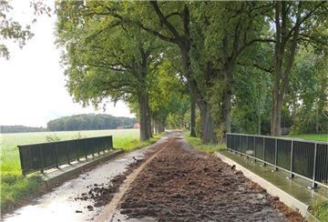 Auch die Rammebrücke in Ramshausen war von der Verunreinigung betroffen. 40 Feuerwehrleute brauchten zwei Stunden, um die Hähnchenmist-Spur zu beseitigen.