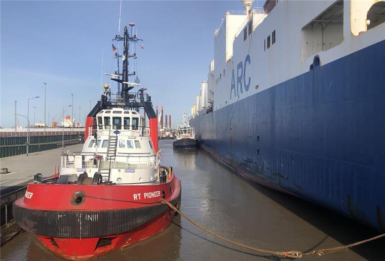 Panzer für die Ukraine: US-Frachter hat Bremerhaven erreicht Auch die Schlepper "VB Geeste" und "Pioneer" (vorne) sorgten für die sichere Einfahrt der "Endurance".
