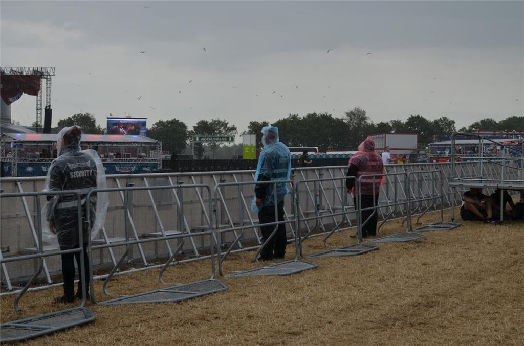 Auch die Security ist geschützt vor dem Regen. Foto: Overschmidt
