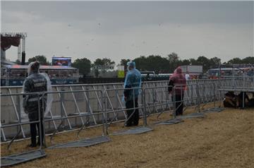Auch die Security ist geschützt vor dem Regen. Foto: Overschmidt
