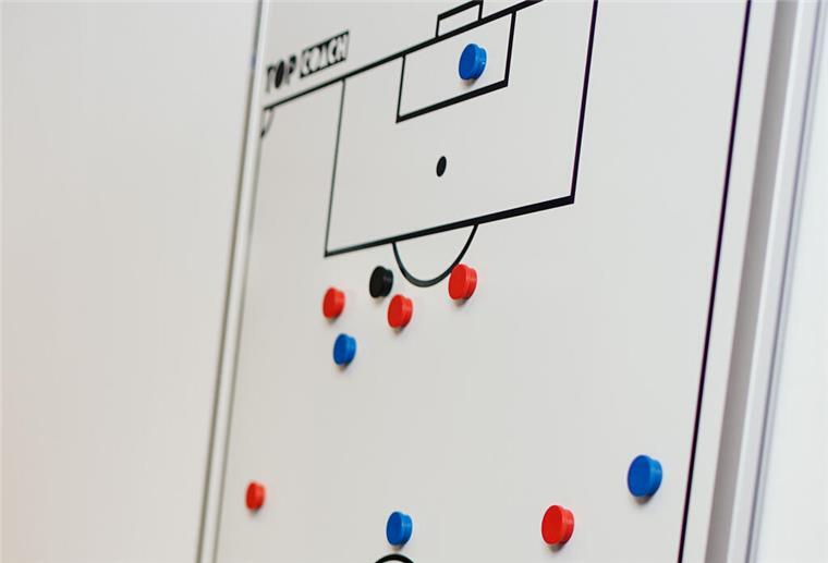 Auch die Taktiktafel gehört zur Ausrüstung eines Fußballtrainers.