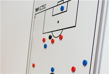 Auch die Taktiktafel gehört zur Ausrüstung eines Fußballtrainers.