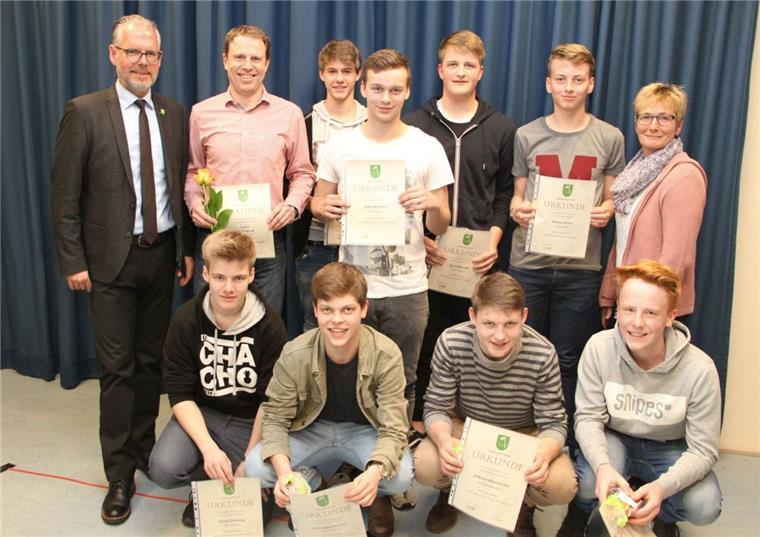 Auch die U16 der JSG Wörpetal (hier mit Samtgemeindebürgermeister Frank Holle) gehörte zu den Geehrten.