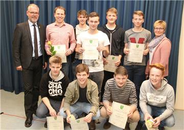 Auch die U16 der JSG Wörpetal (hier mit Samtgemeindebürgermeister Frank Holle) gehörte zu den Geehrten.