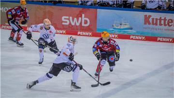 Auch die Unterstützung von Justin Büsing (rechts) von den Fischtown Pinguins half nicht. Die Eispiraten Crimmitschau verloren das erste Playoff-Halbfinale in der DEL2.
