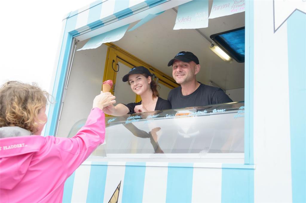 Auch die Verkäufer haben Spaß. Eisfest auf der Seebäderkaje. Foto Schimanke-f