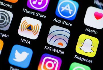 Die Notfall-Apps "NINA" und "KATWARN", aufgenommen am 26.07.2016 auf einem iPhone 6 in Köln.