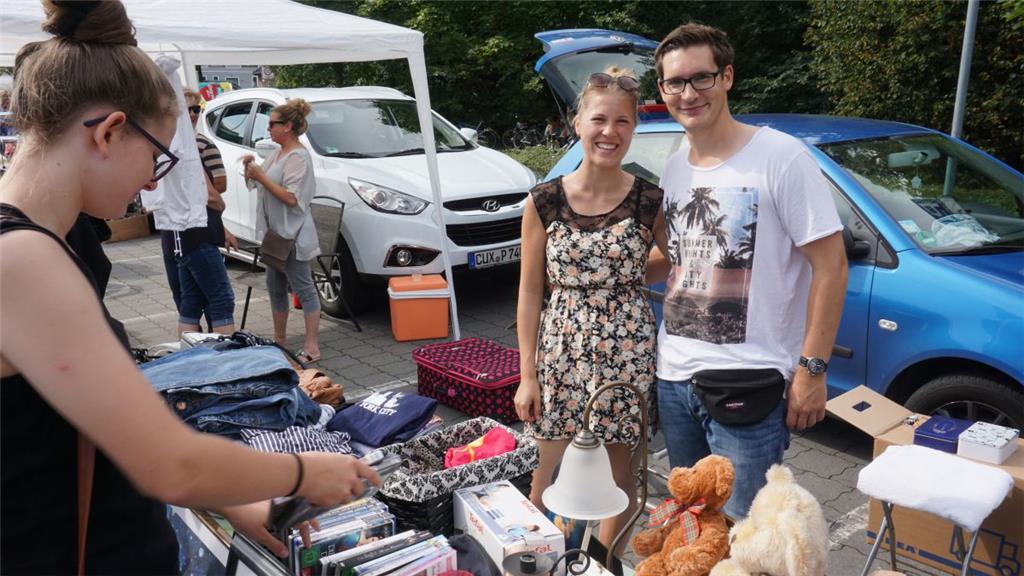 Auch diese beiden Besucher nutzten das gute Wetter für einen Bummel über den Flo...
