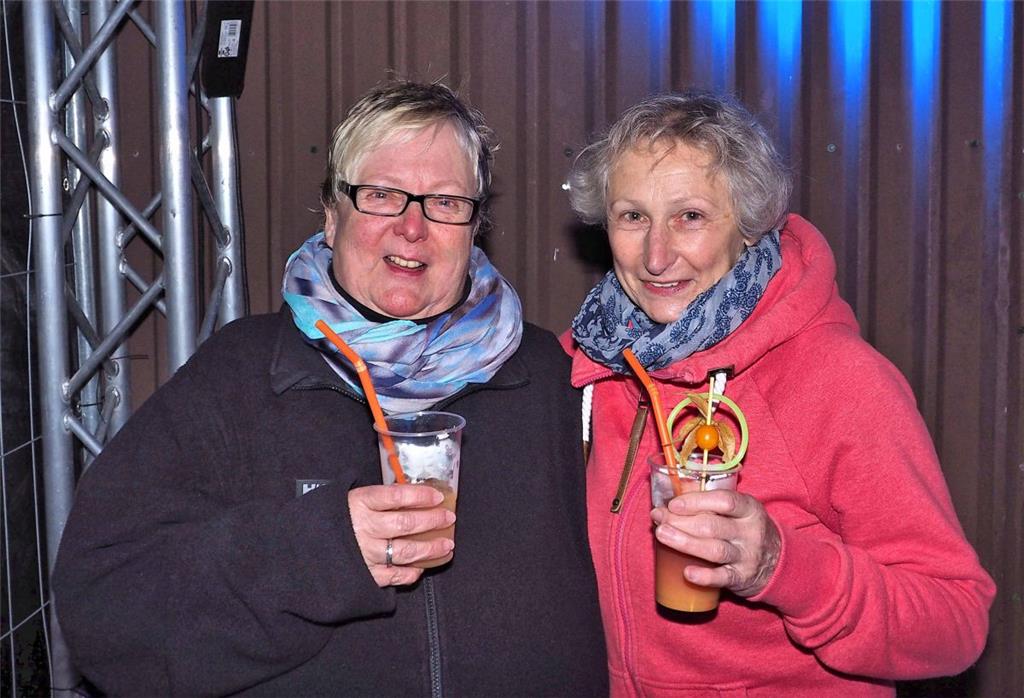 Auch diese beiden Damen wollen die Party nicht verpassen. &quot;Rock in den Mai ...