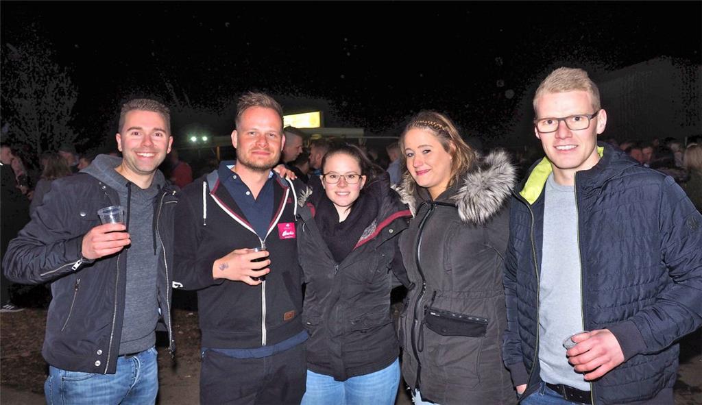 Auch diese Besucher freuen sich auf einen kurzweiligen Abend. &quot;Rock in den ...