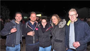 Auch diese Besucher freuen sich auf einen kurzweiligen Abend. &quot;Rock in den ...