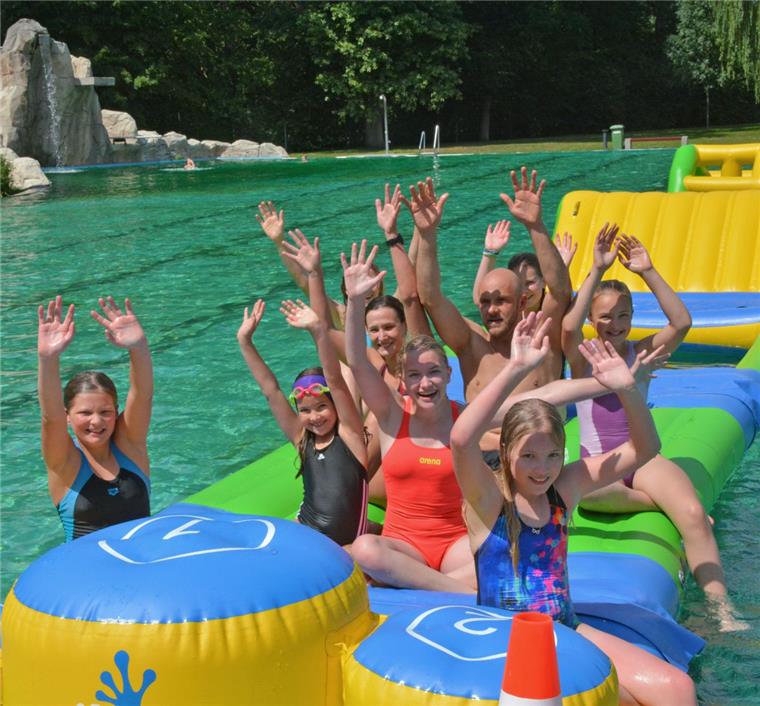 Zeven: Wasserratten erfreuen sich bei Pool Party Auch diese Gäste hatten ihren Spaß im Naturbad in Zeven. Ausgelassen tobten sie im Wasser und auf den ihnen zur Verfügung gestellten Spielgeräten.