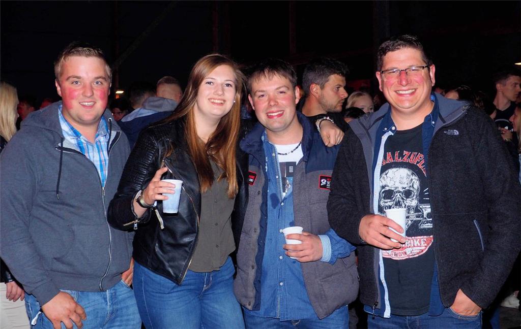 Auch diese Vier sind in bester Partystimmung.
