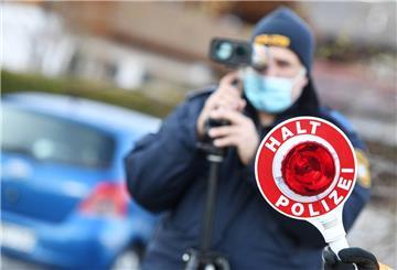 Polizisten «blitzen» beim achten «Bayerischen Blitzmarathon» in der Nähe einer Schule im Berufsverkehr