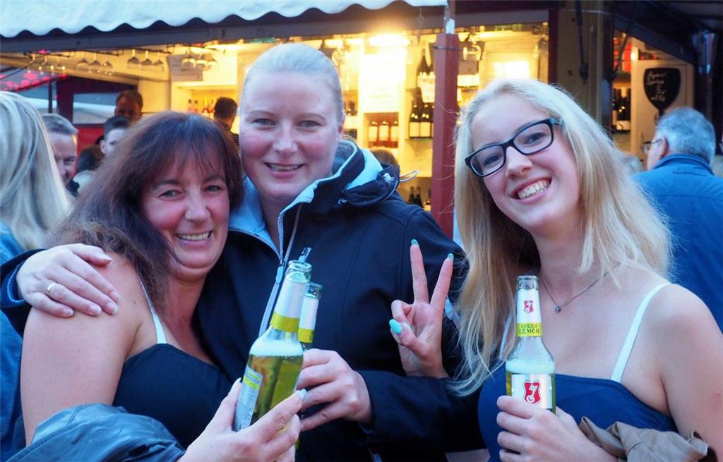 Auch diesen drei jungen Frauen aus Bremerhaven gefiel es in der "Langen La...