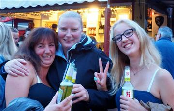 Auch diesen drei jungen Frauen aus Bremerhaven gefiel es in der "Langen La...