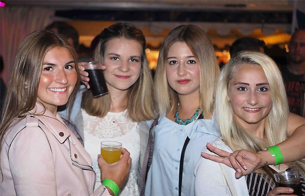 Auch diesen vier jungen Damen gefiel es auf dem „Wiesn-Abend“ in Holßel. Foto: S...