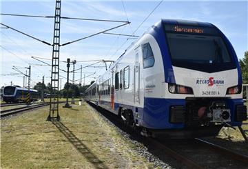 Auch dieser Stadler-Flirt ist frisch in Bremerhaven eingetroffen.