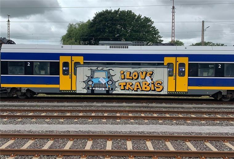Mit einem Graffito beschmierter Triebwagen der Regio-S-Bahn.