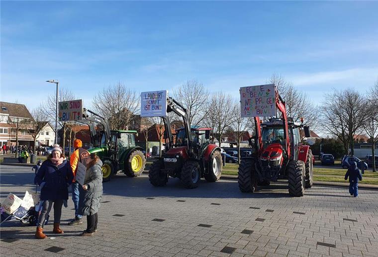 Auch drei Traktoren sind zum Marktplatz gekommen. Nach dem Motto: Landwirtschaft ist bunt!