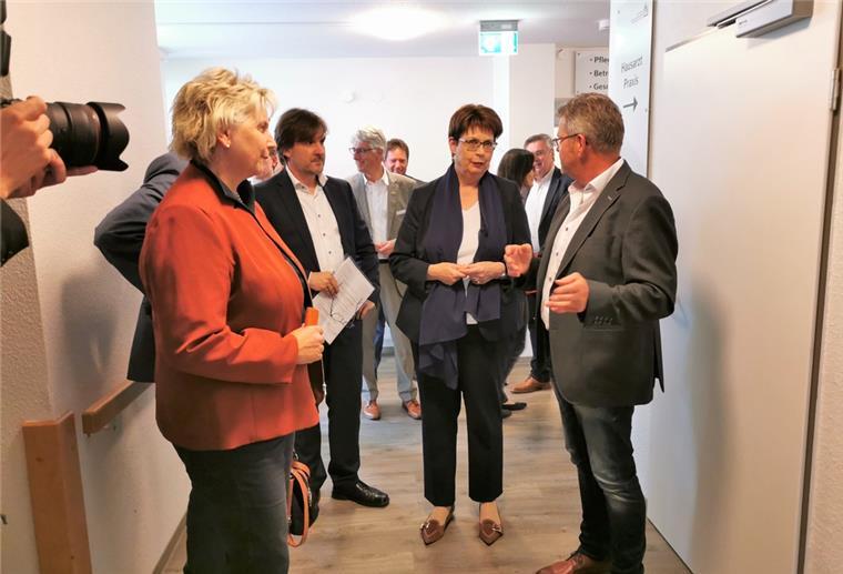 Wesermarsch: Land unterstützt Fachkräfte-Projekt mit viel Geld Auch ein Rundgang durch das neue Versorgungszentrum gehörte am Donnerstag zum Programm. Das Foto zeigt rechts Ministerin Birgit Honé im Gespräch mit RVZ-Geschäftsführer Volker Blohm.