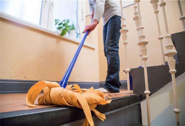 Diese Regeln gelten bei Quarantäne im Mietshaus Auch ein sauberes Treppenhaus beugt einer Corona-Ansteckung im Mehrfamilienhaus vor. Der Vermieter ist allerdings nicht verpflichtet, die Reinigungsintervalle zu verkürzen.