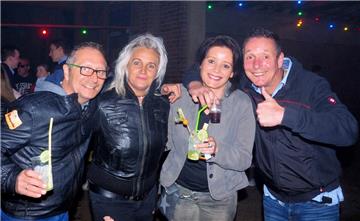 Auch ein Schornsteinfegermeister samt netter Begleitung wurde vom Partyfieber er...