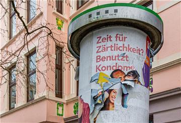 Auch eine Corona-Folge: Die Litfaßsäulen in Bremerhaven wurden kaum noch gebucht. Wind und Wetter zerzausten die Plakate. Foto-Künstler Thomas Damson hat das dokumentiert. Dieses Motiv fand er in der Goethestraße in Lehe.