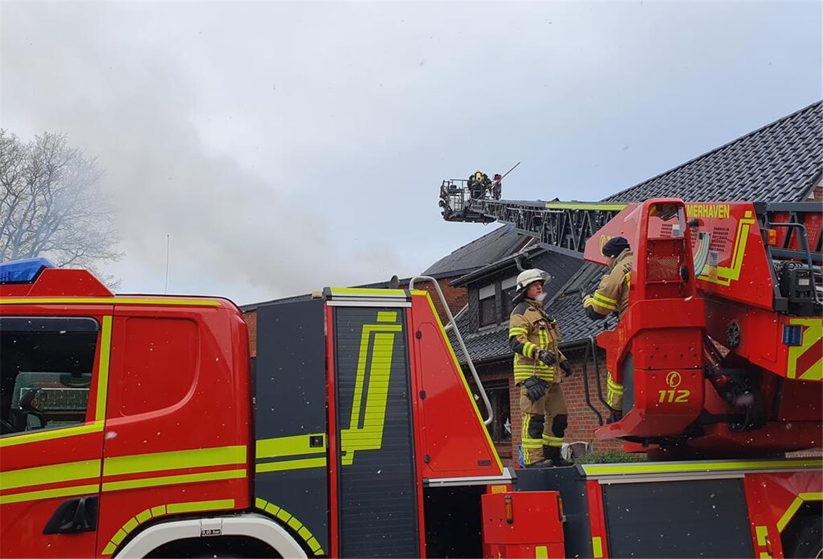 Alarm in Flögeln: Feuerwehr muss brennenden Stall löschen Auch eine Drehleiter kam in Flögeln zum Einsatz.
