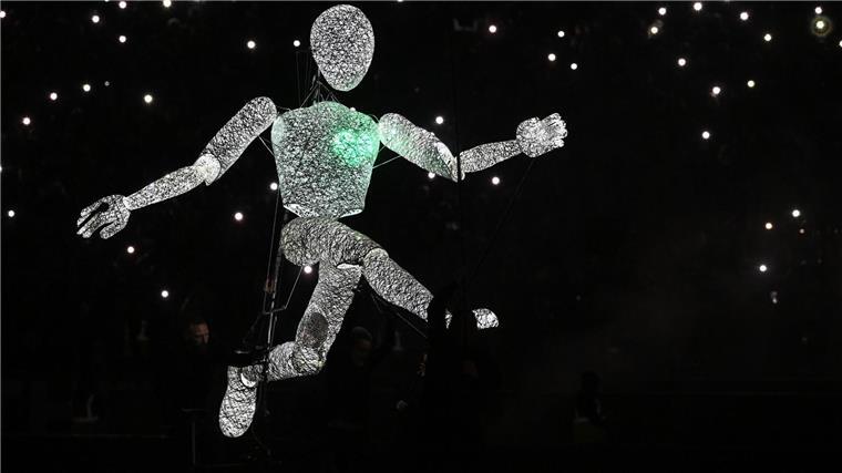 Auch eine roboterartige Puppe kann offenbar Tore wie Diego schießen.